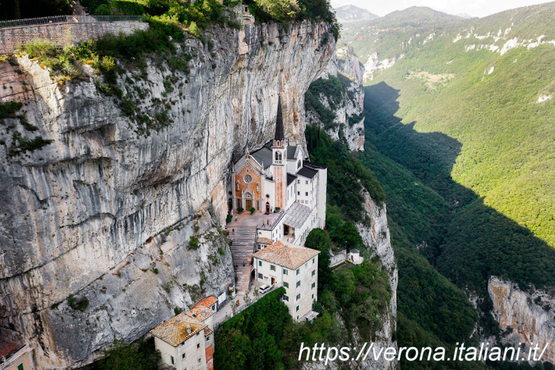 Santuario incastonato nella roccia