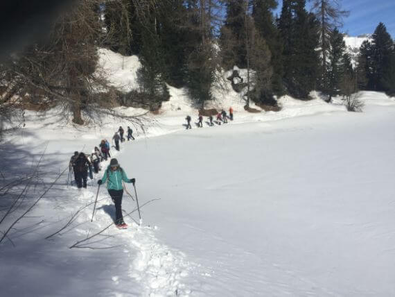 Camminado sul fianco del lago Cavloc