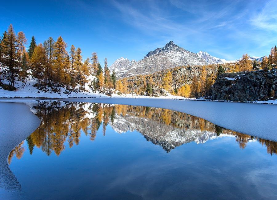 Paesaggio autunnale innevato